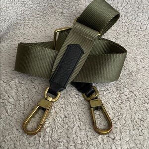 Green canvas bronze tone hardware 31-49” Fossil strap pre-owned condition